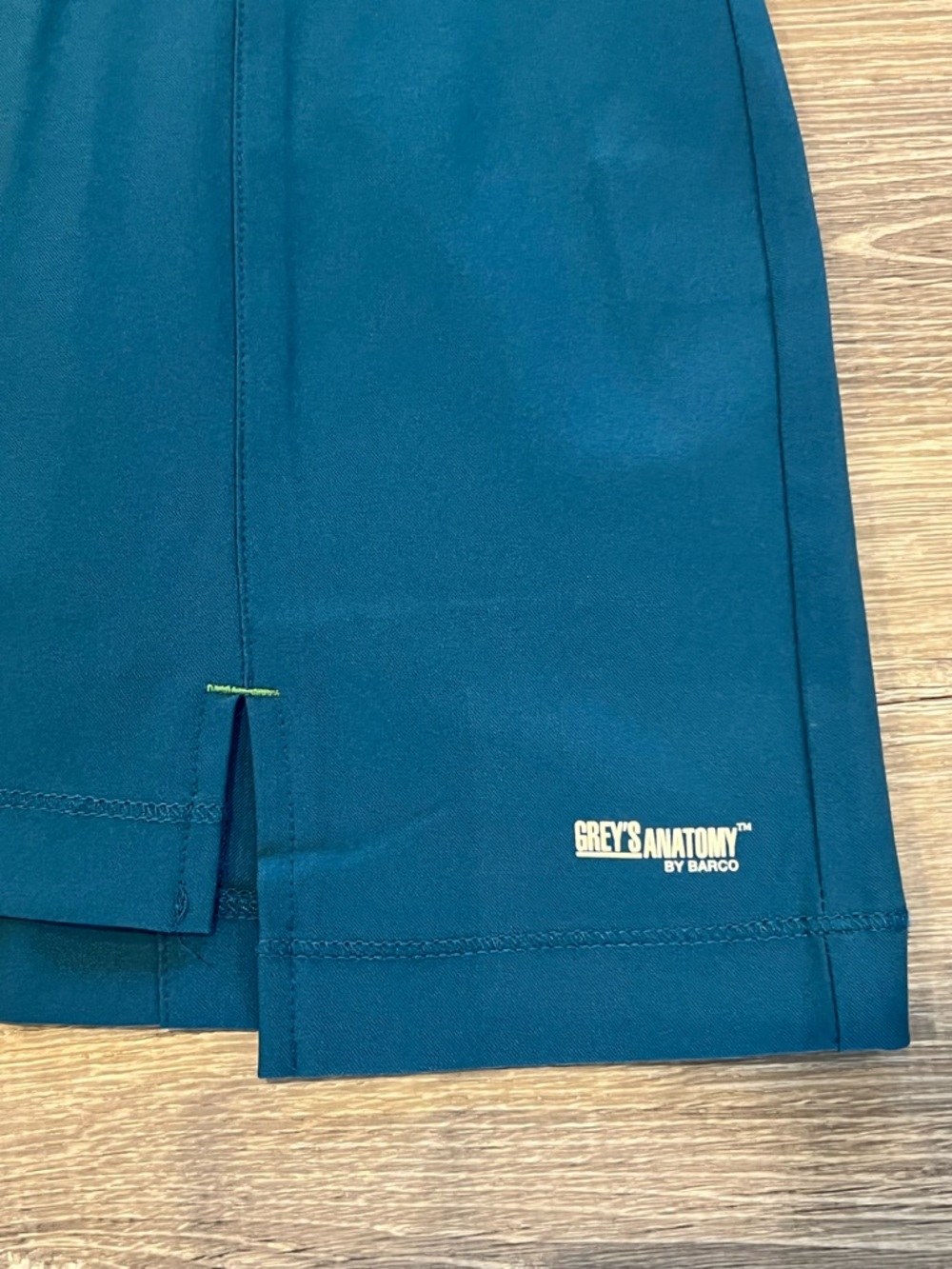 Grey's Anatomy Scrubs Set - Picture 4 of 8